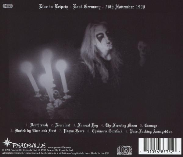 Album-Rückseite mit Text, Kerzen und einer dunklen, verschwommenen Figur. Monochrom, dunkel.