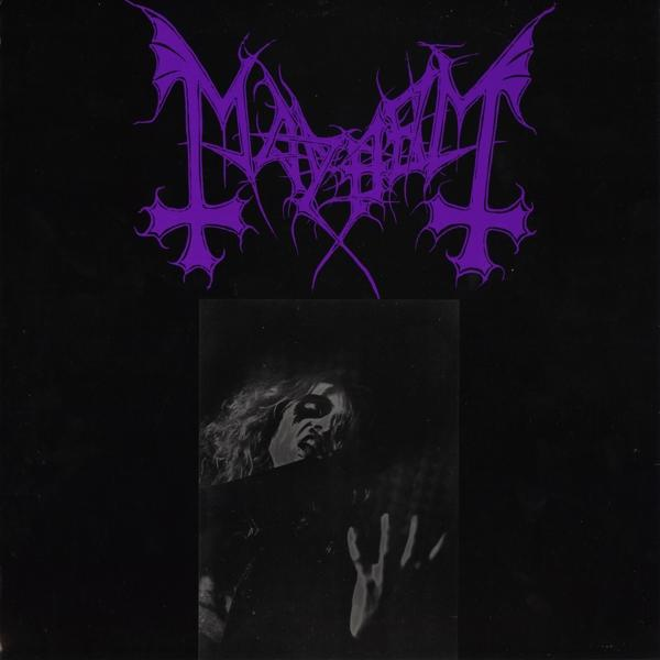 Ein schwarzes Albumcover mit einem lila Mayhem-Logo und einem Schwarzweißfoto einer Person.