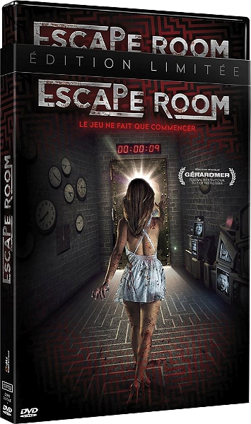 Couverture DVD du film 'Escape Room'. Une femme marche dans un couloir avec du sang.