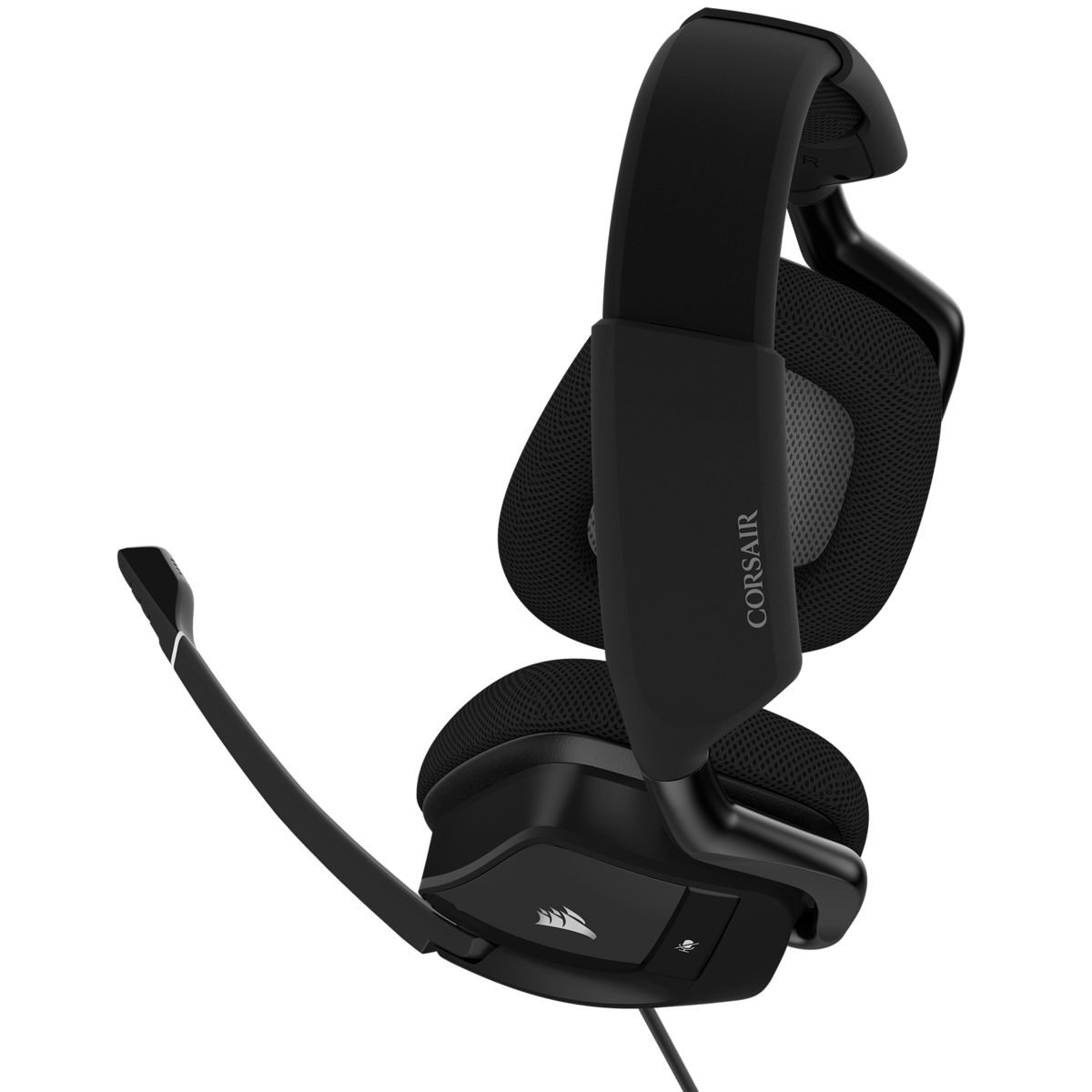 Een zwarte Corsair gaming headset met een microfoon, tegen een zwarte achtergrond.