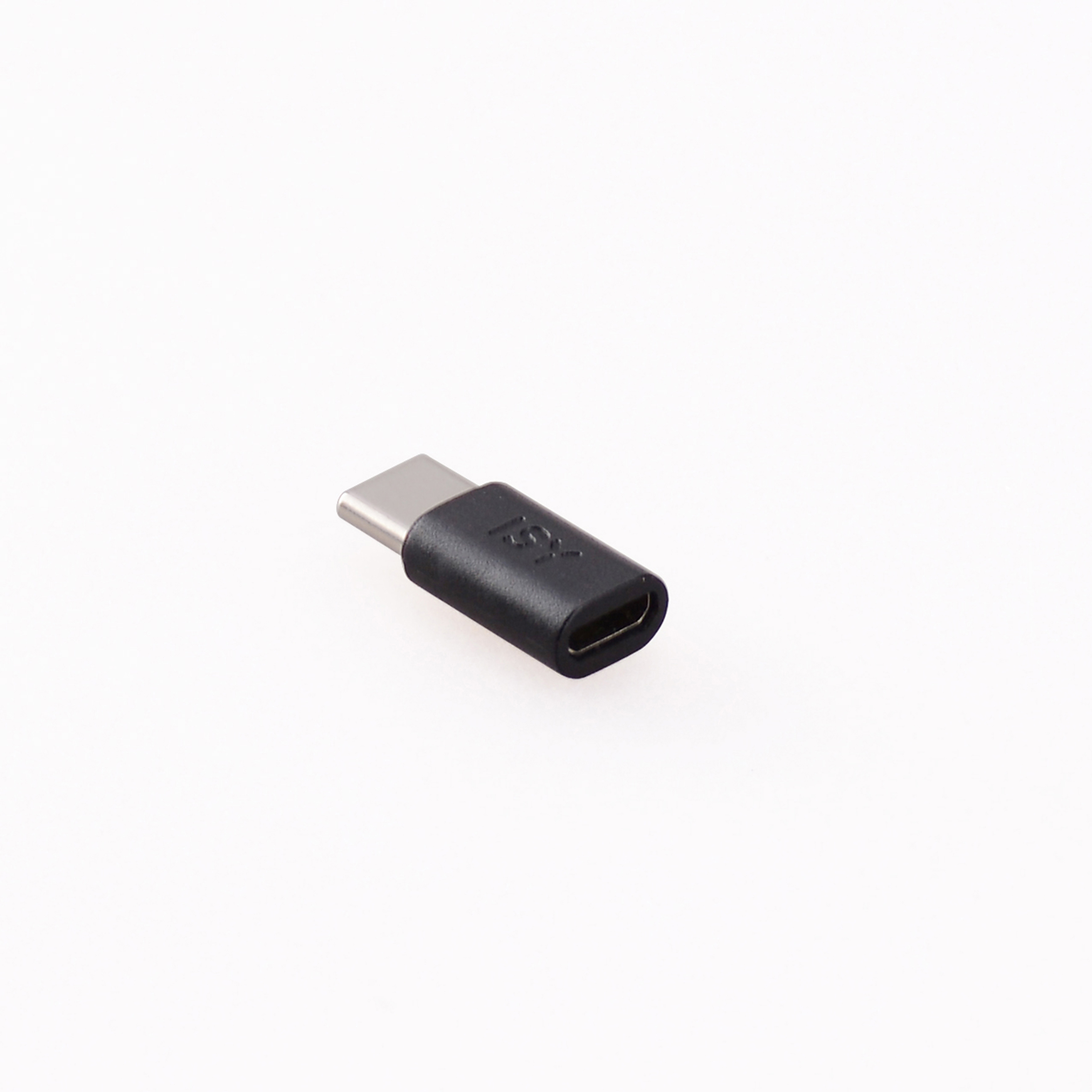 Ein schwarzer USB-C-Adapter auf weißem Hintergrund. Er ist klein und rechteckig.