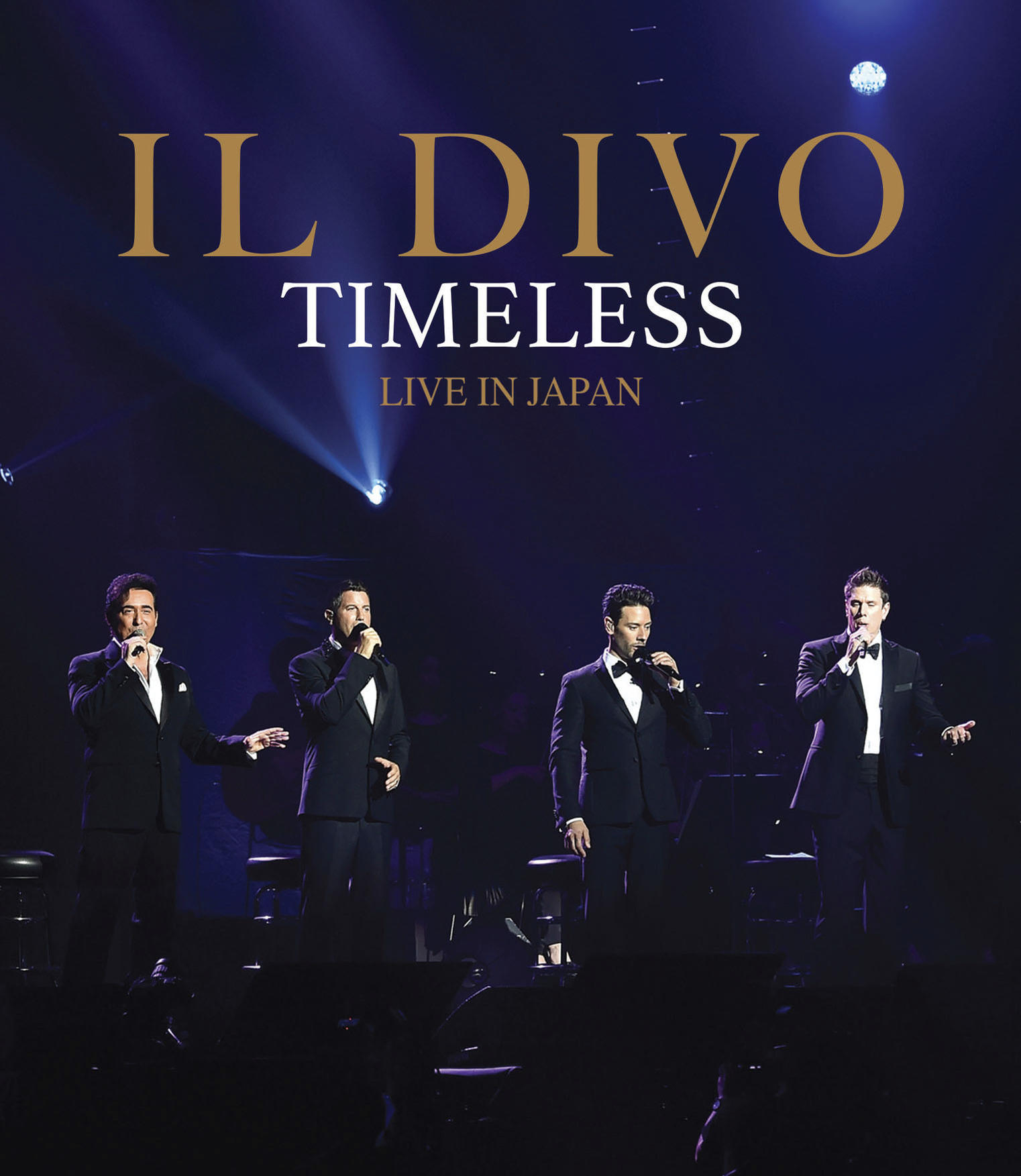 Az Il Divo, Timeless, live in Japan album borítója, négy férfi szmokingban a színpadon.