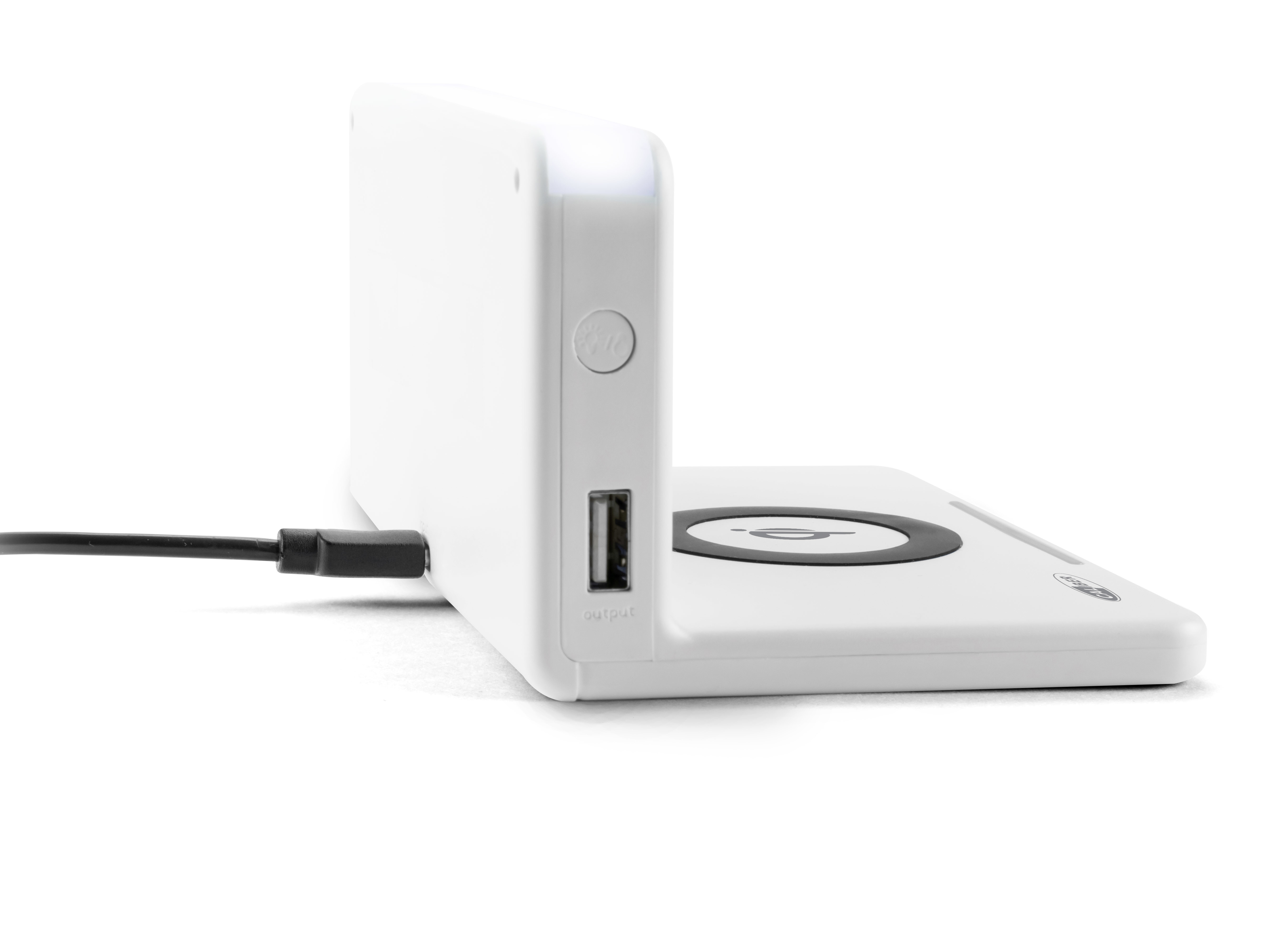 Weiße Powerbank mit angeschlossenem schwarzem Kabel. Hat einen USB-Ausgang.