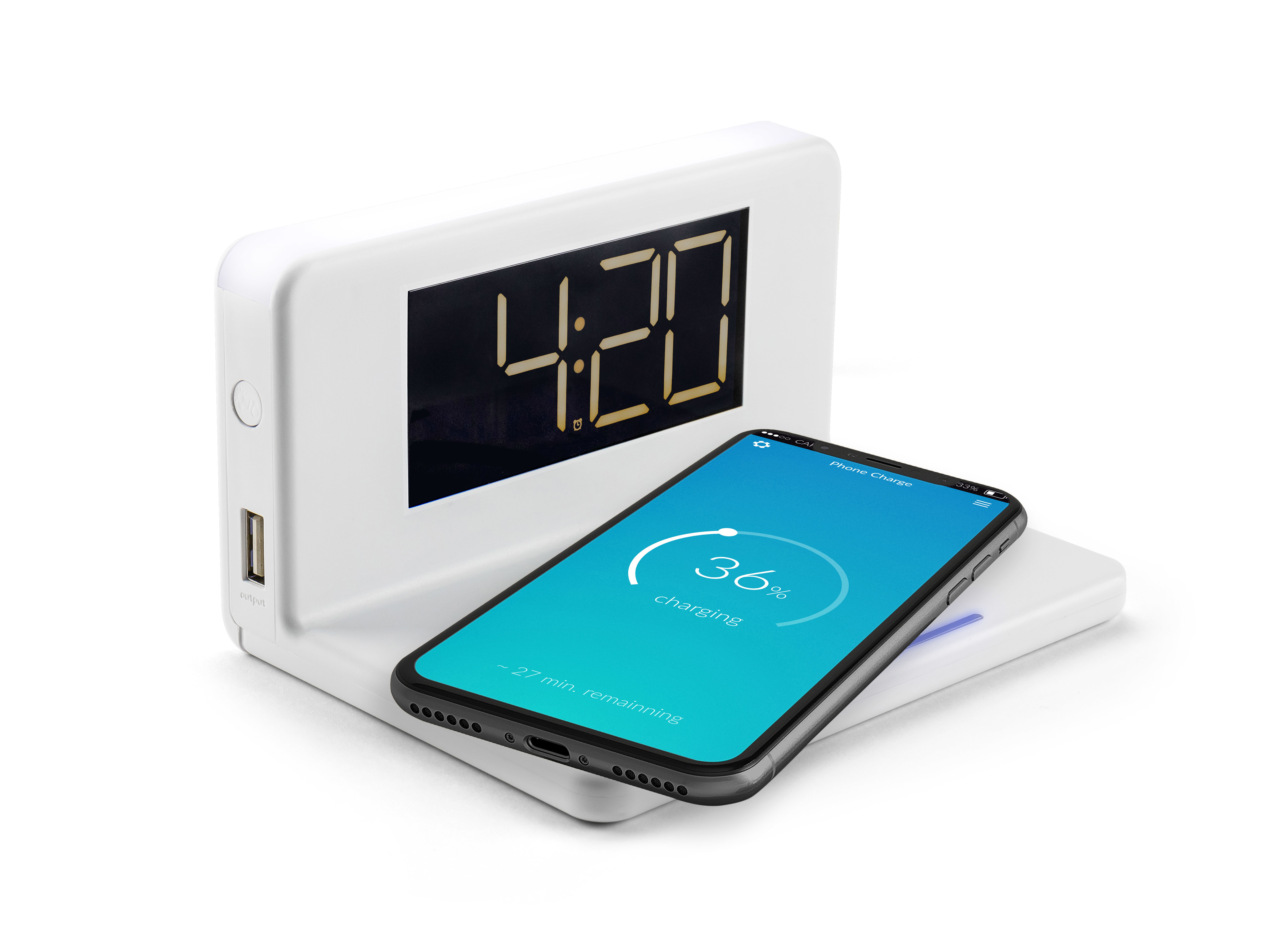 Weiße Ladestation mit Telefon, das einen Ladebildschirm anzeigt, und einer Digitaluhr.