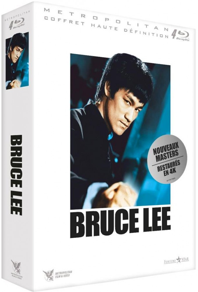 Couverture DVD : Bruce Lee en costume noir, fond blanc avec le titre 'Bruce Lee'.