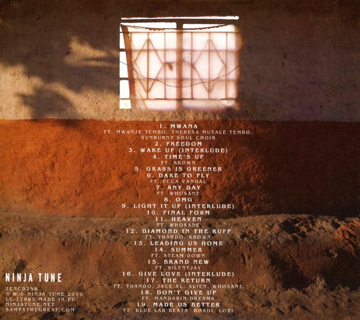De achterkant van een album met songtitels in het midden en een raam bovenaan. De kleuren zijn warm en aards.