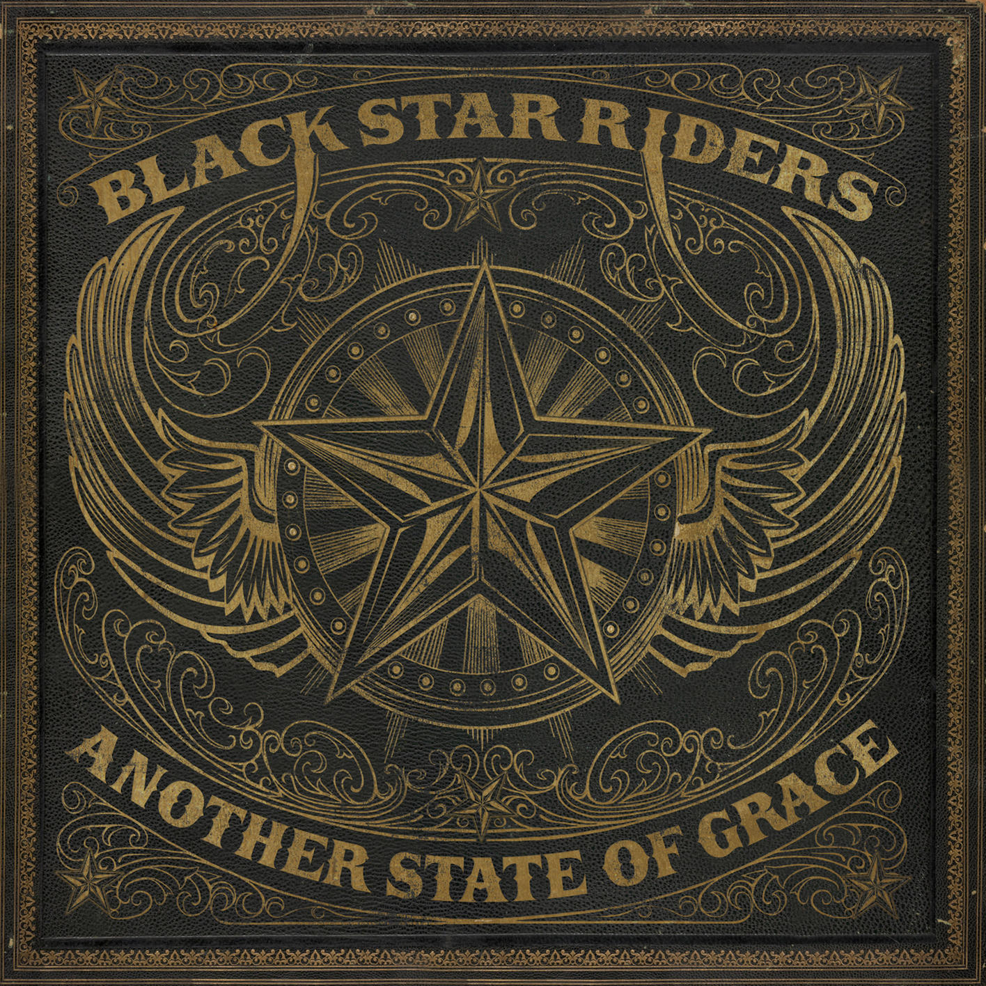 Albumcover mit Sternemblem und Text: Black Star Riders, Another State of Grace. Gold auf schwarzem Hintergrund.