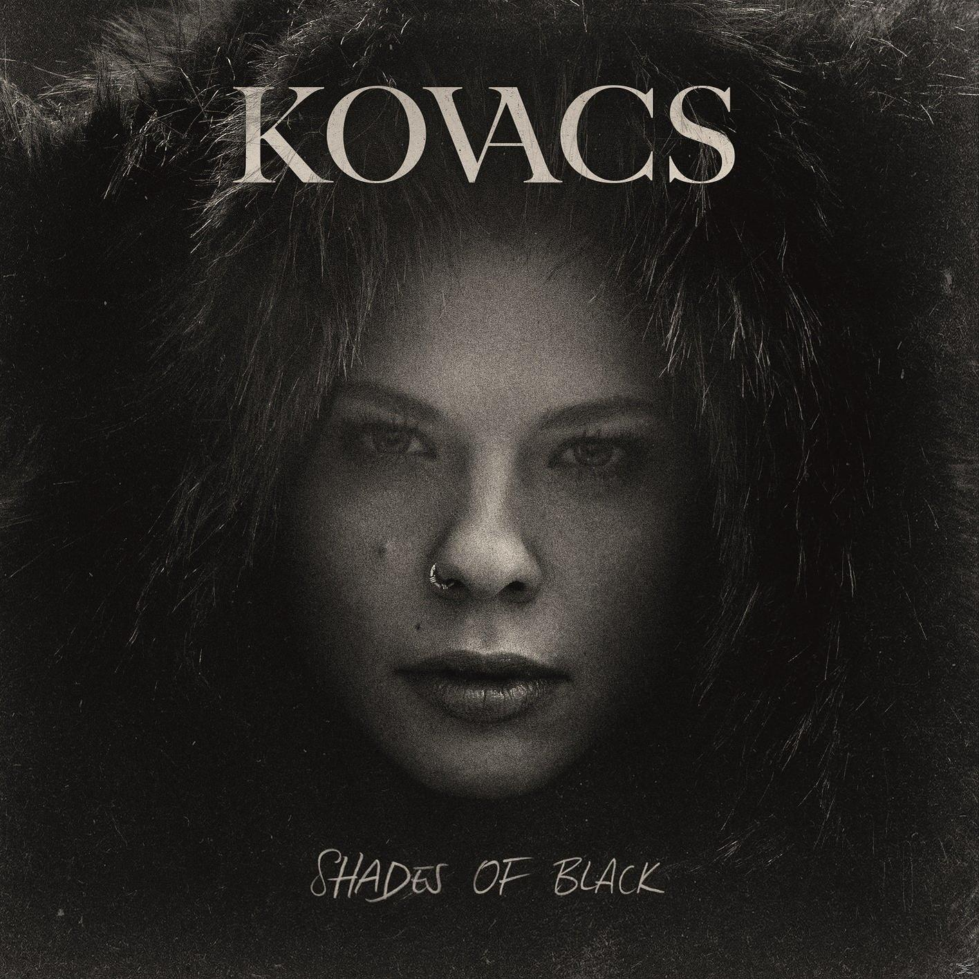 Egy nő fekete-fehér portréja szőrmében, 'Shades of Black' címmel.