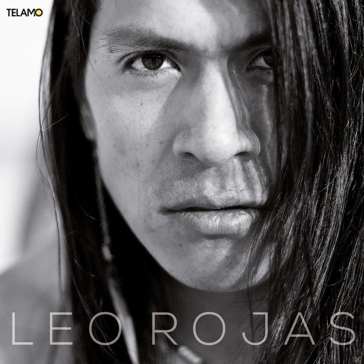 Schwarz-Weiß-Porträt eines Mannes mit langen schwarzen Haaren. Die Worte "LEO ROJAS" stehen unten.