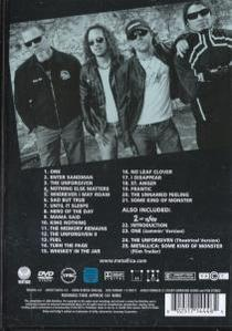 Négy napszemüveges férfi áll, alatta egy DVD-tok egy dallas listával. A zenekar a Metallica.