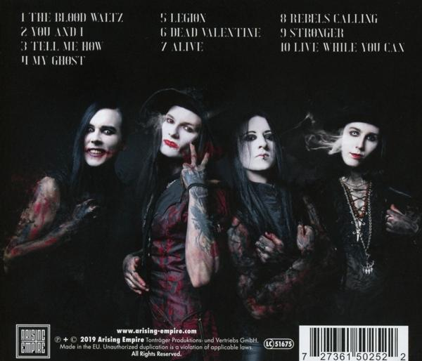 Albumcover mit Bandmitgliedern. Die Band trägt dunkles Make-up und Kleidung.