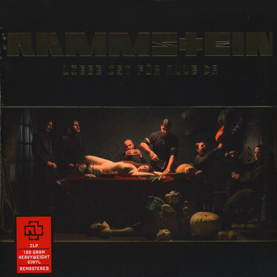 Albumcover mit einer dunklen Szene. Es zeigt eine nackte Person auf einem Tisch, umgeben von Figuren und Text.