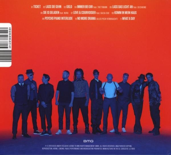 Ein CD-Cover zeigt eine Gruppe von Männern in einer Reihe, mit rotem und blauem Hintergrund. Text enthält Songtitel und einen Barcode.