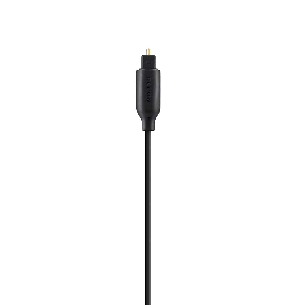 Uçta bir konektör bulunan siyah Belkin kablosu.