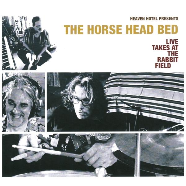 Pochette d'album avec des membres du groupe, le texte 'THE HORSE HEAD BED' et des photos de performance en direct.