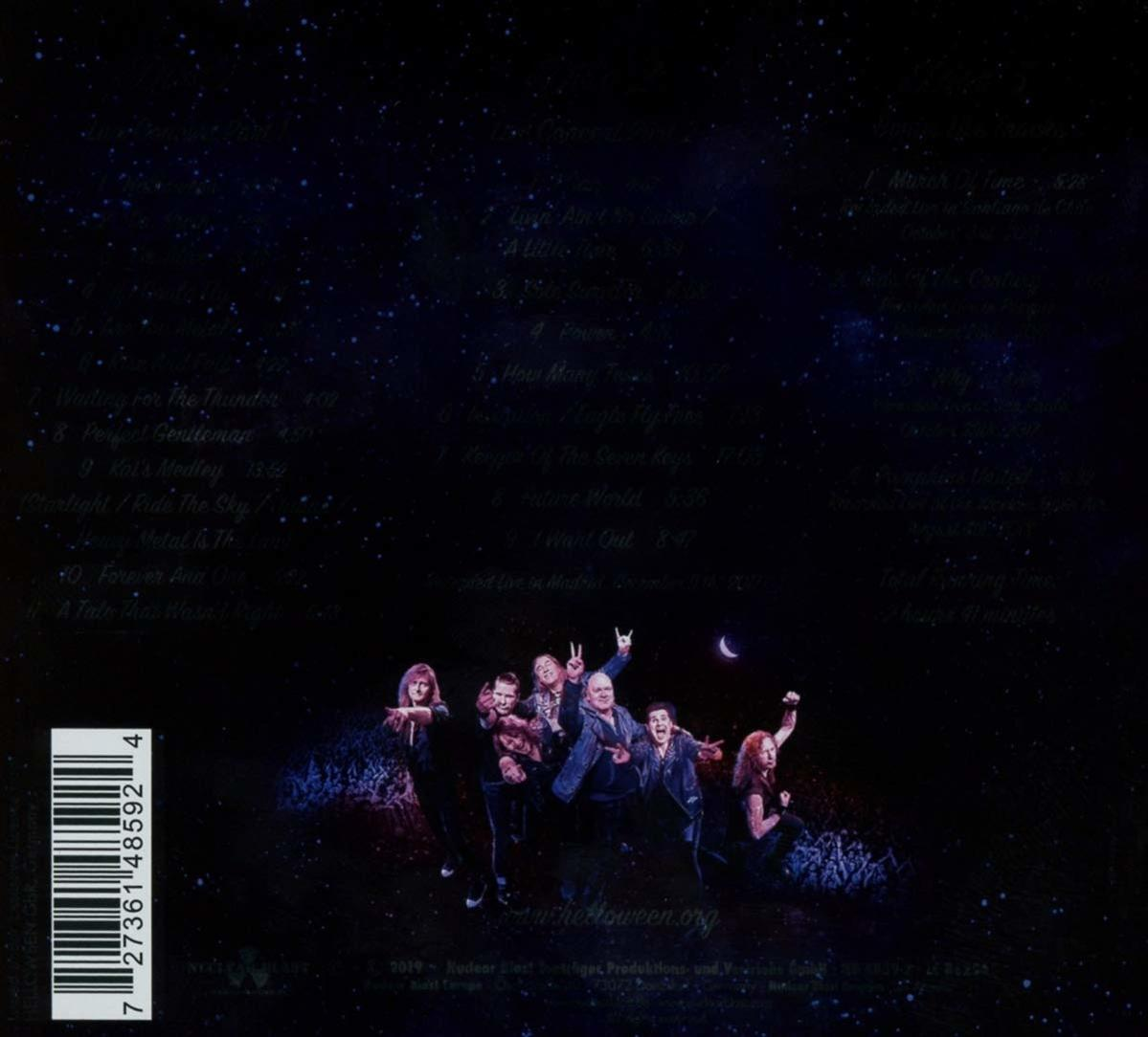 Albumcover mit Bandmitgliedern und Sternenhintergrund.
