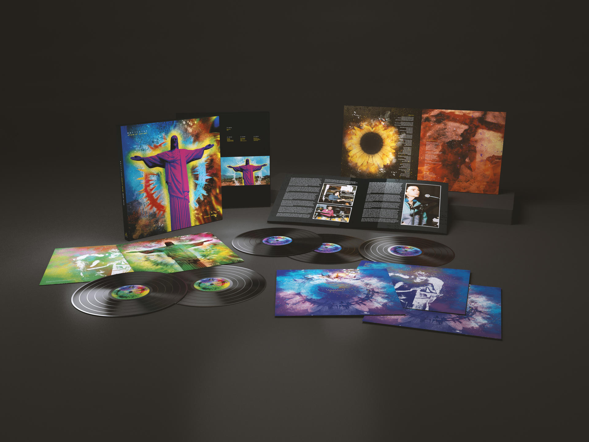 Album-Set mit Schallplatten, Album-Artwork und Einlagen. Das Artwork zeigt eine farbenfrohe Figur.