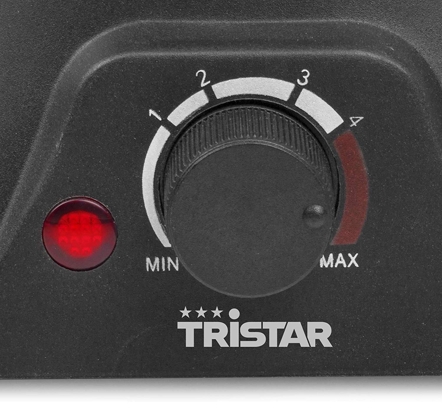 Gros plan sur un panneau de commande noir avec un bouton étiqueté de 'MIN' à 'MAX' et une lumière rouge.
