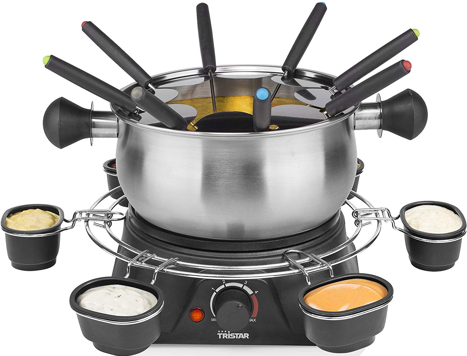 Ensemble à fondue avec une marmite en acier inoxydable, des bols noirs et des fourchettes. Fond blanc.