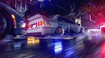 Un coche circula por una calle de noche, con luces y un coche de policía.