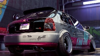 Un coche personalizado con un diseño único. Está estacionado en un garaje con graffiti en las paredes.