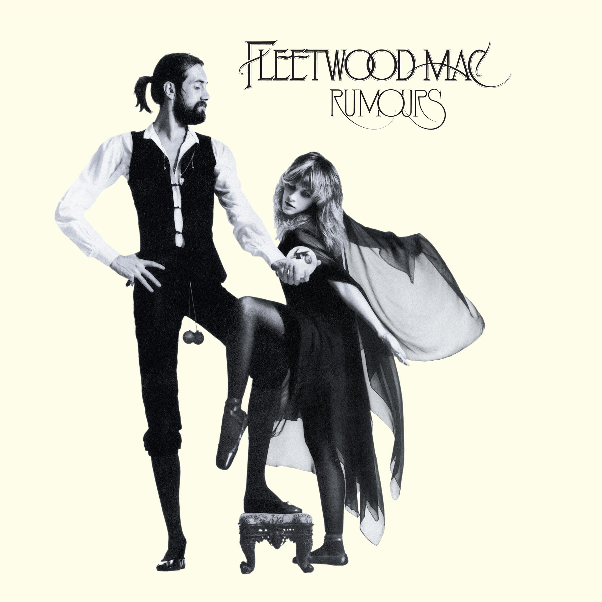 Albumcover von Fleetwood Macs 'Rumours' mit einem Mann und einer Frau in einer Pose, schwarz-weiß.