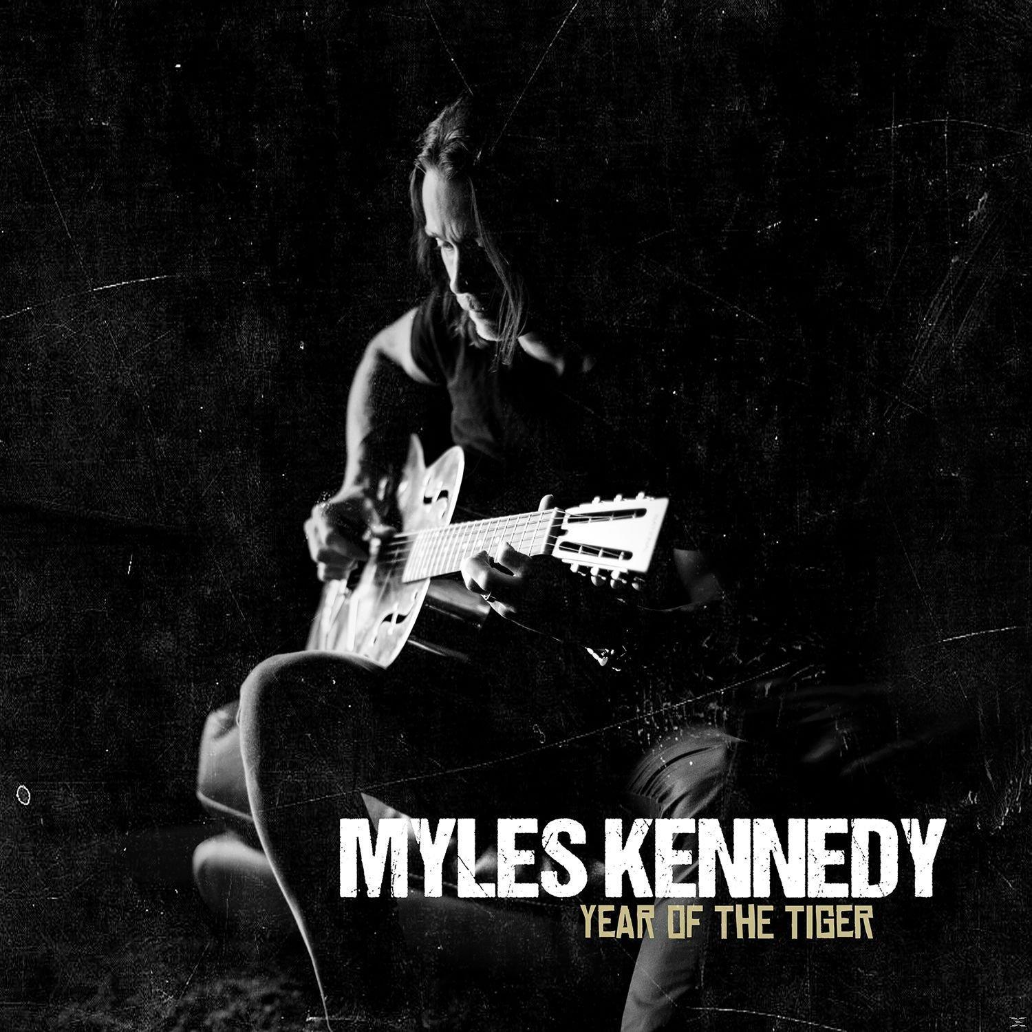 Fekete-fehér fotó egy gitározó férfiról, a 'MYLES KENNEDY YEAR OF THE TIGER' szöveggel.