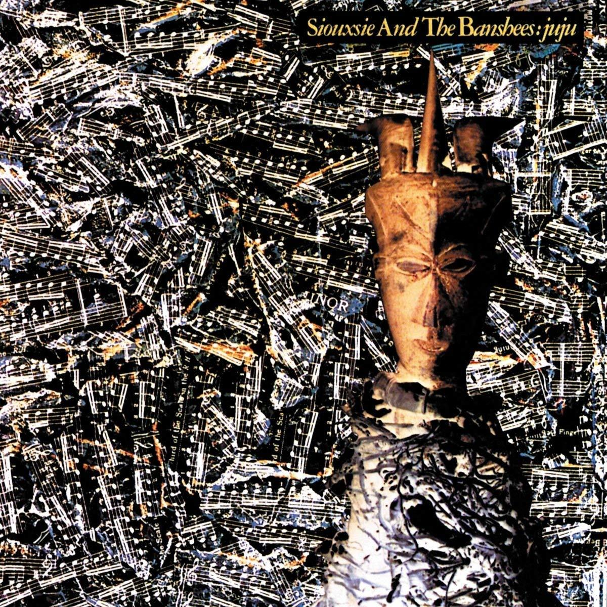 Fadíszmaszk-szobor gyűrött kottapapír előtt. Szöveg: Siouxsie And The Banshees: juju.
