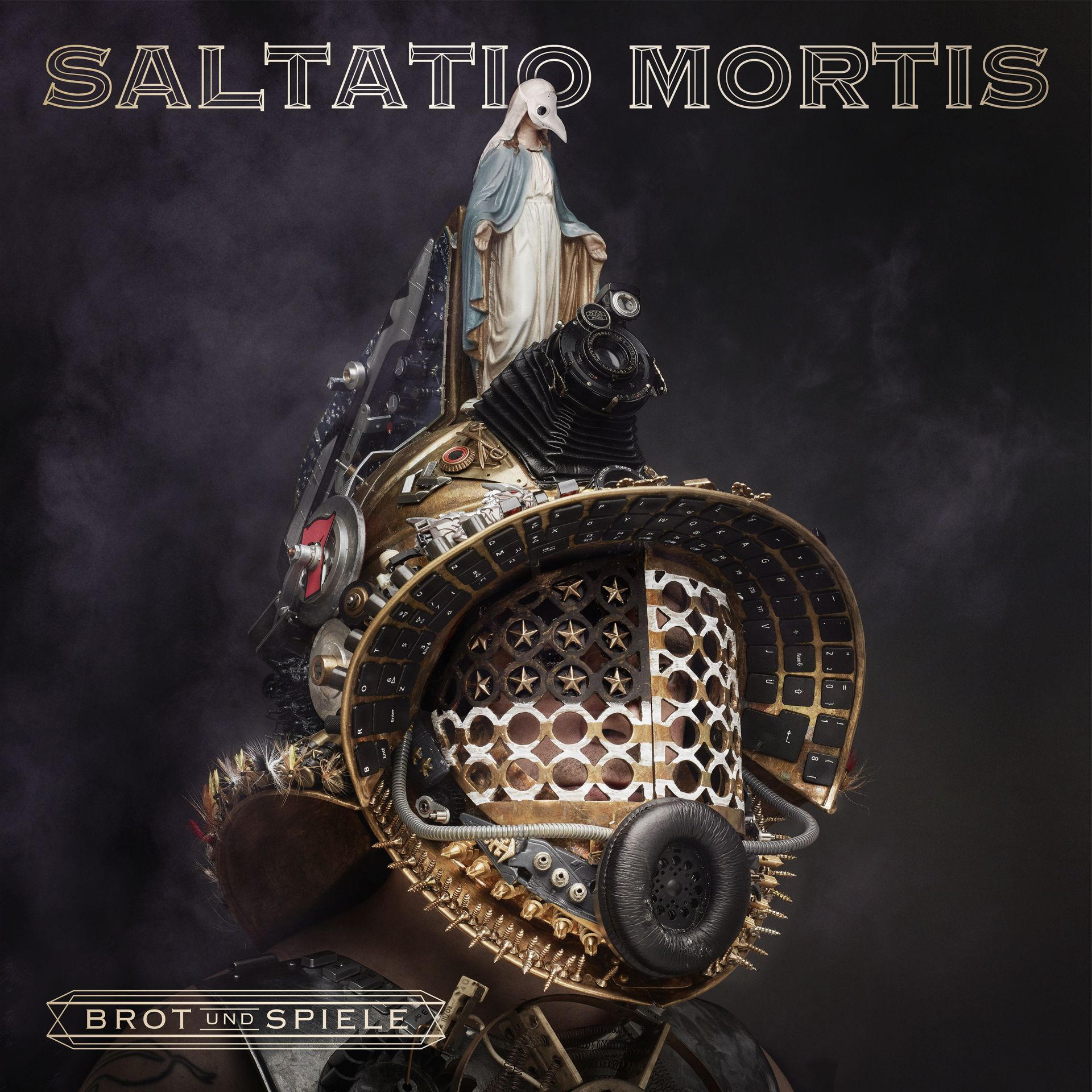 Person im Steampunk-Helm mit Statue. Text: SALTATIO MORTIS, BROT UND SPIELE.