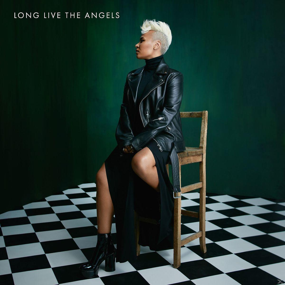 Albumhoes van 'Long Live the Angels'. Een vrouw met kort blond haar zit op een stoel, dambordvloer.