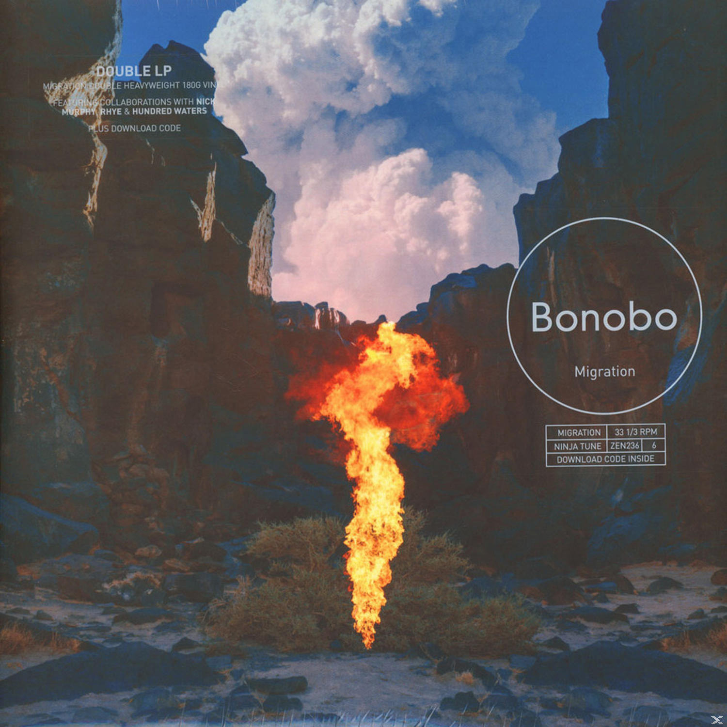 Albumcover mit einer feuerartigen Form und einer Wüstenlandschaft mit Wolken.