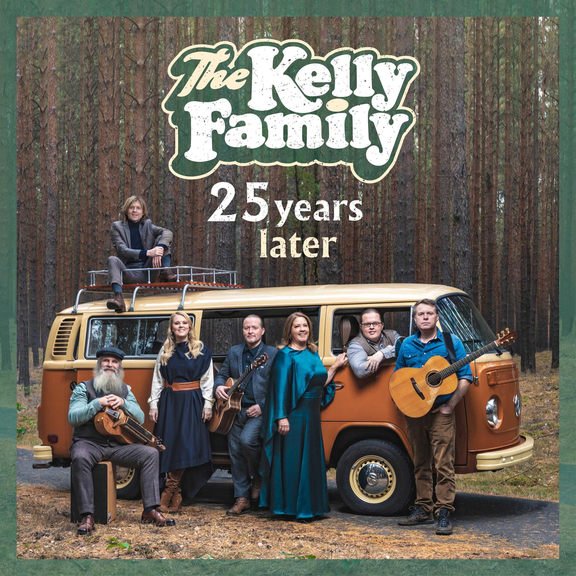 Albumcover: The Kelly Family vor einem VW-Bus im Wald.