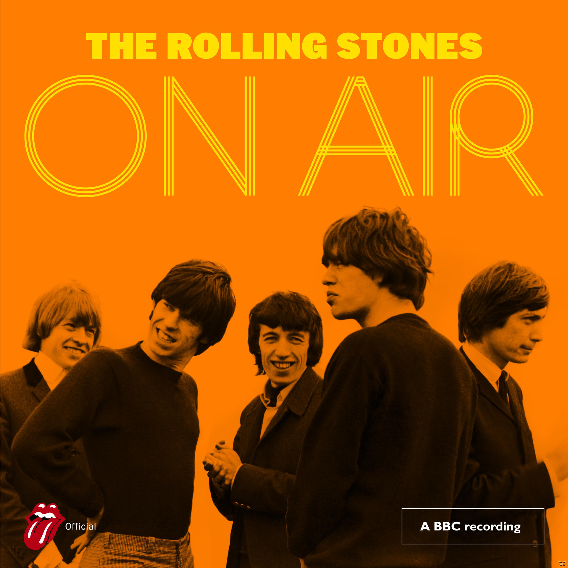 A Rolling Stones 'On Air' albumának borítója. Öt zenekari tag mosolyog egy narancssárga háttéren.