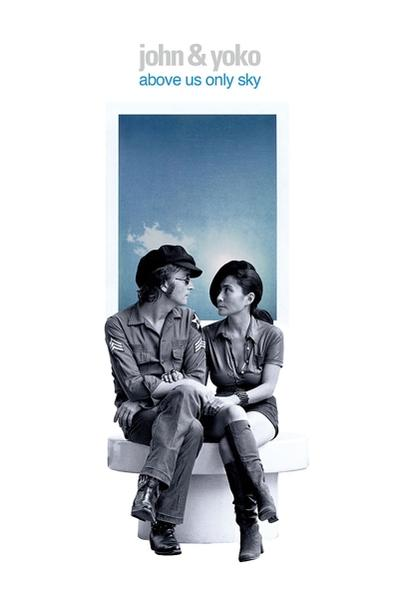 John és Yoko ülnek, egymásra néznek, kék ég háttérrel.