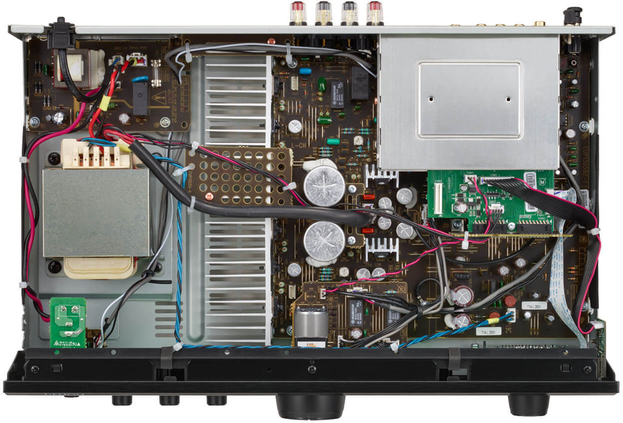 Das Innere eines Geräts mit Verkabelung und elektronischen Bauteilen. Der Hintergrund ist schwarz.