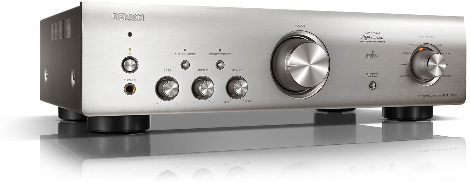 Silberner Denon Verstärker mit Knöpfen für Lautstärke, Bass, Höhen, Balance und Quelle.