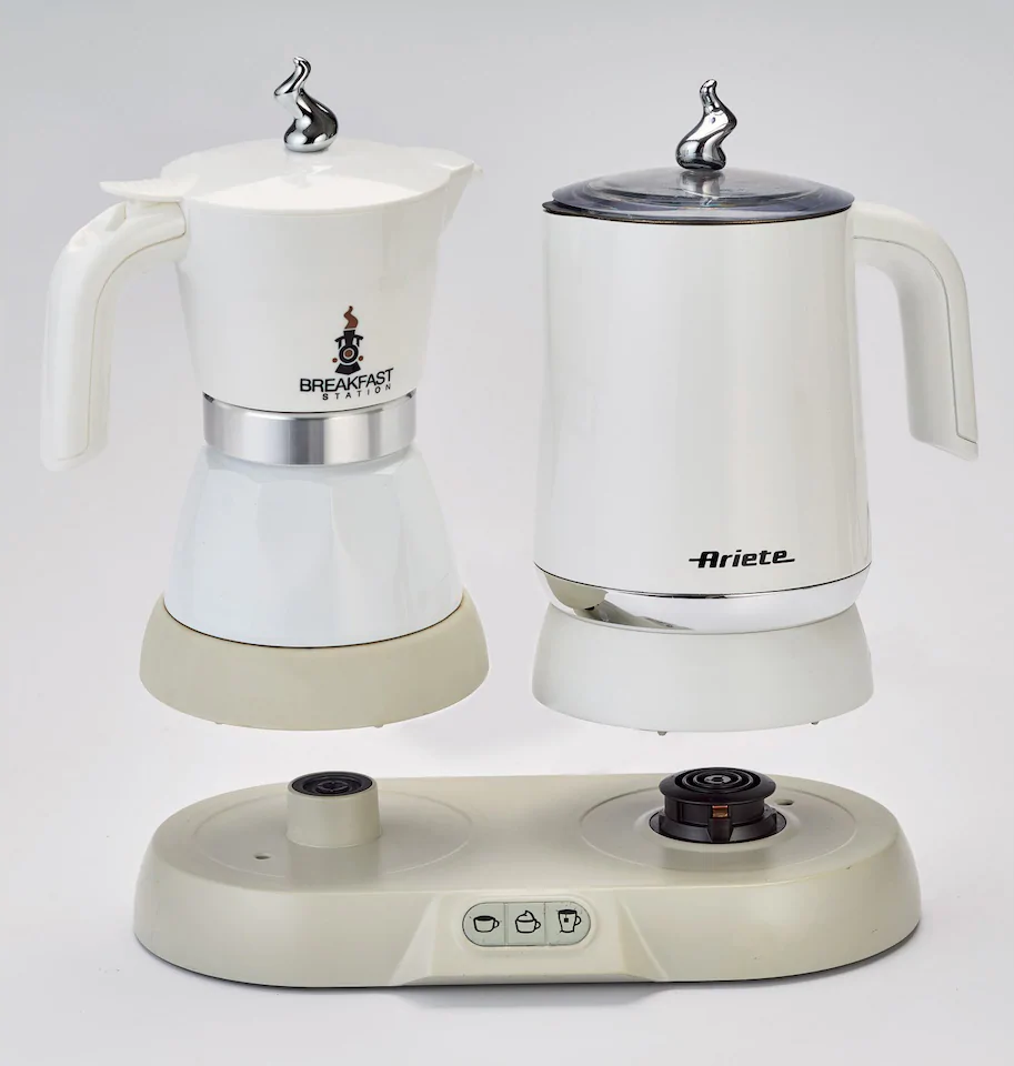 Deux cafetières blanches Ariete et Breakfast Station sur une surface blanche.