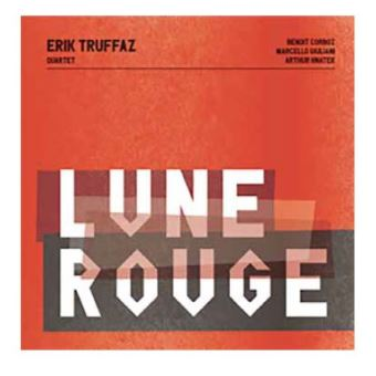 Albumhoes met rode achtergrond, witte tekst en een vage overlay van de titel 'Lune Rouge'.