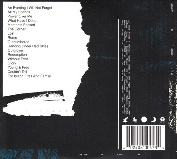 Pochette arrière de l'album. Texte blanc sur fond bleu foncé. Une partie du texte est floue.
