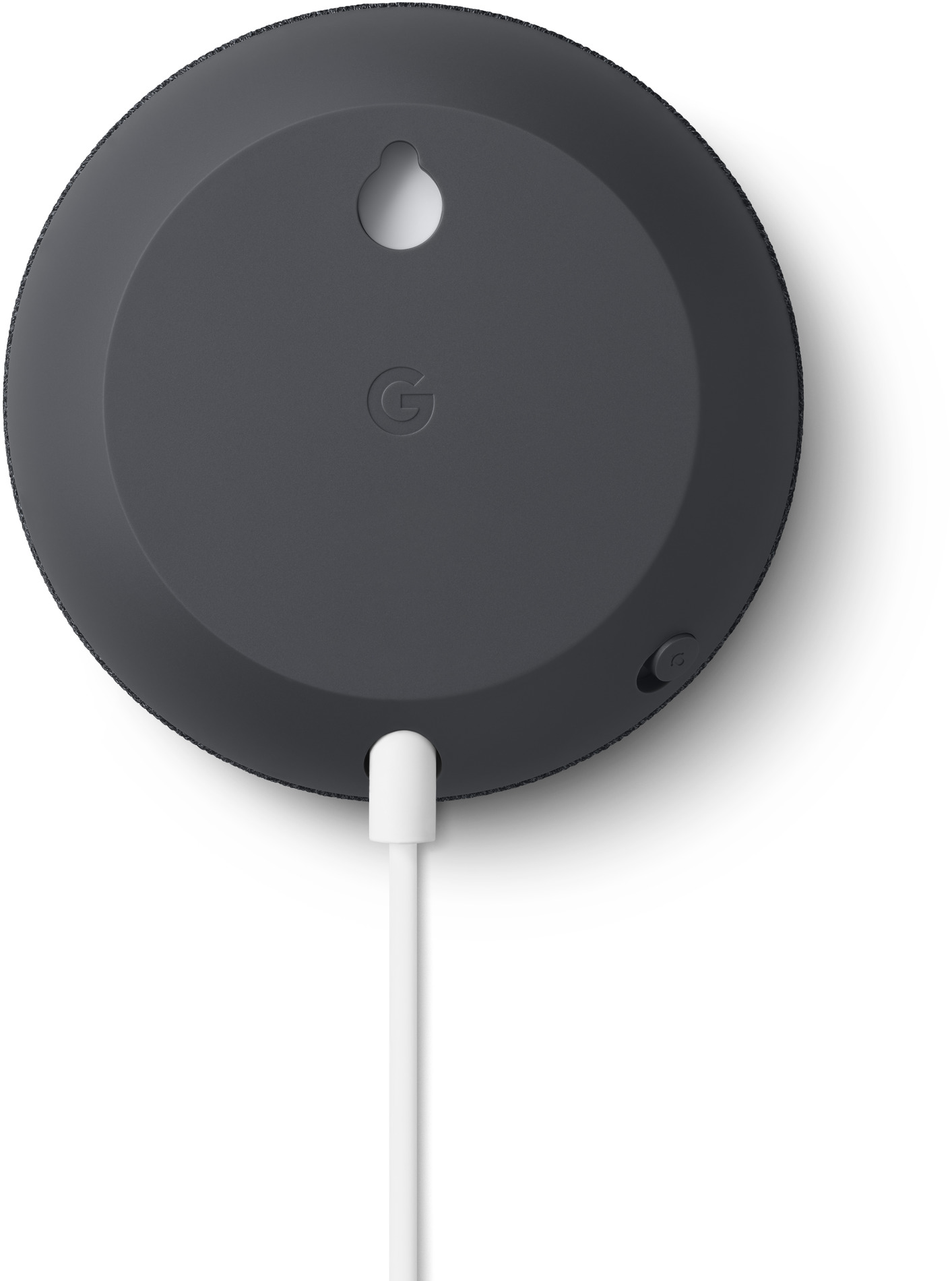 Dunkelgrauer Google Nest Mini auf Weiß. Netzkabel angeschlossen. Das Google-Logo ist auf der Oberfläche.