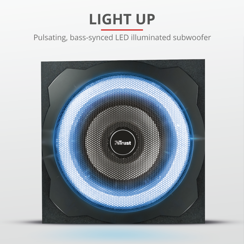 Nahaufnahme eines Subwoofers mit einem Mesh-Front und einem blau beleuchteten Ring. Der Text lautet 'LIGHT UP'.