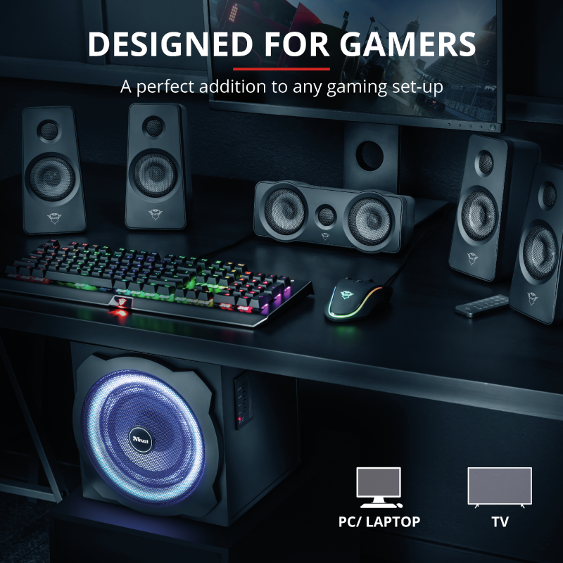 Gaming-Setup mit Lautsprechern, Tastatur, Maus. 'Designed for Gamers' Text und PC/Laptop und TV Icons vorhanden.