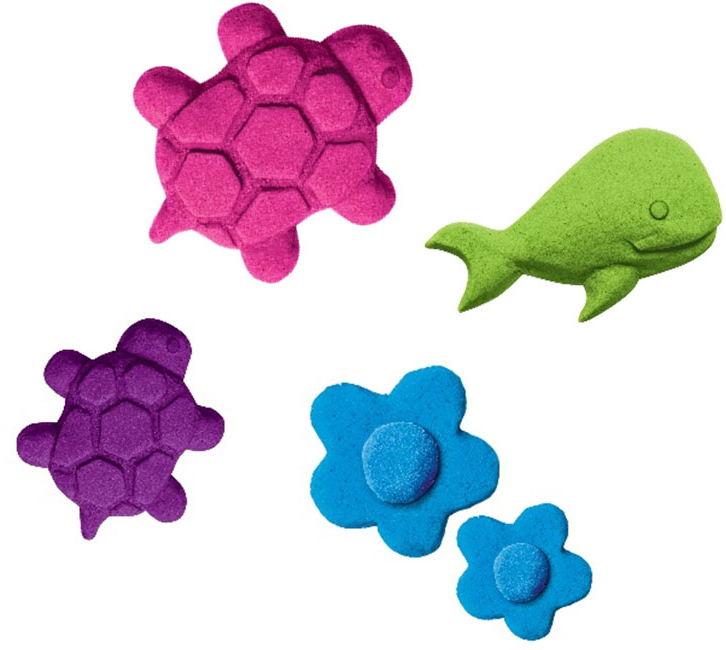 Sandkunstformen: eine rosa Schildkröte, eine lila Schildkröte, ein grüner Wal und zwei blaue Blumen.