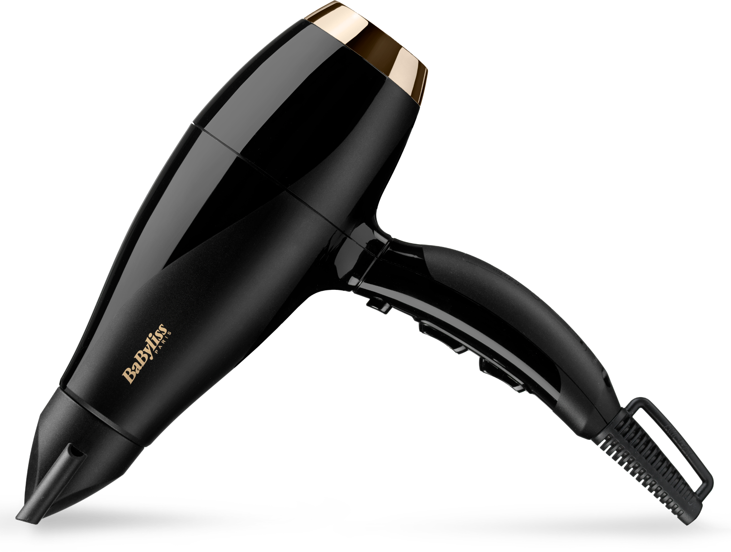 Zwarte Babyliss haardroger met gouden accenten, schuin naar rechts tegen een zwarte achtergrond.