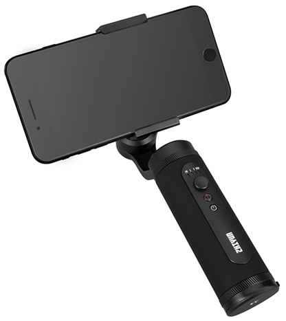 Een zwarte handheld gimbal met een telefoon eraan. De telefoon is zwart en de gimbal heeft een knop.