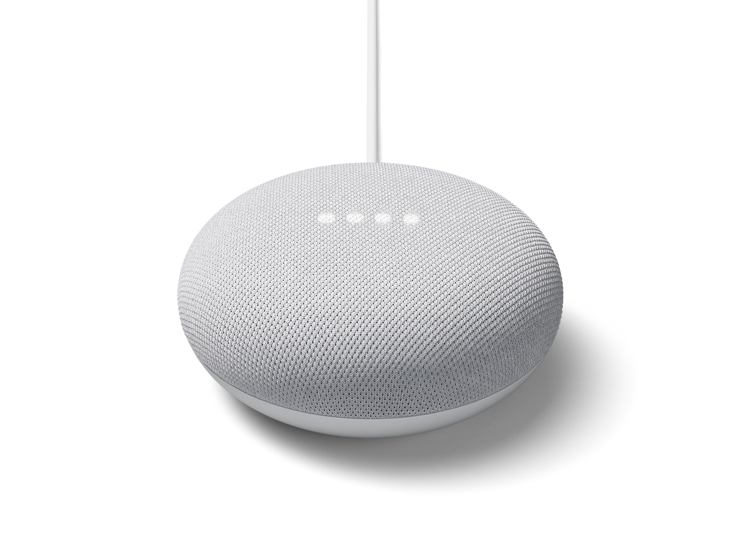 Een witte Google Nest Mini slimme luidspreker die aan een wit snoer hangt.