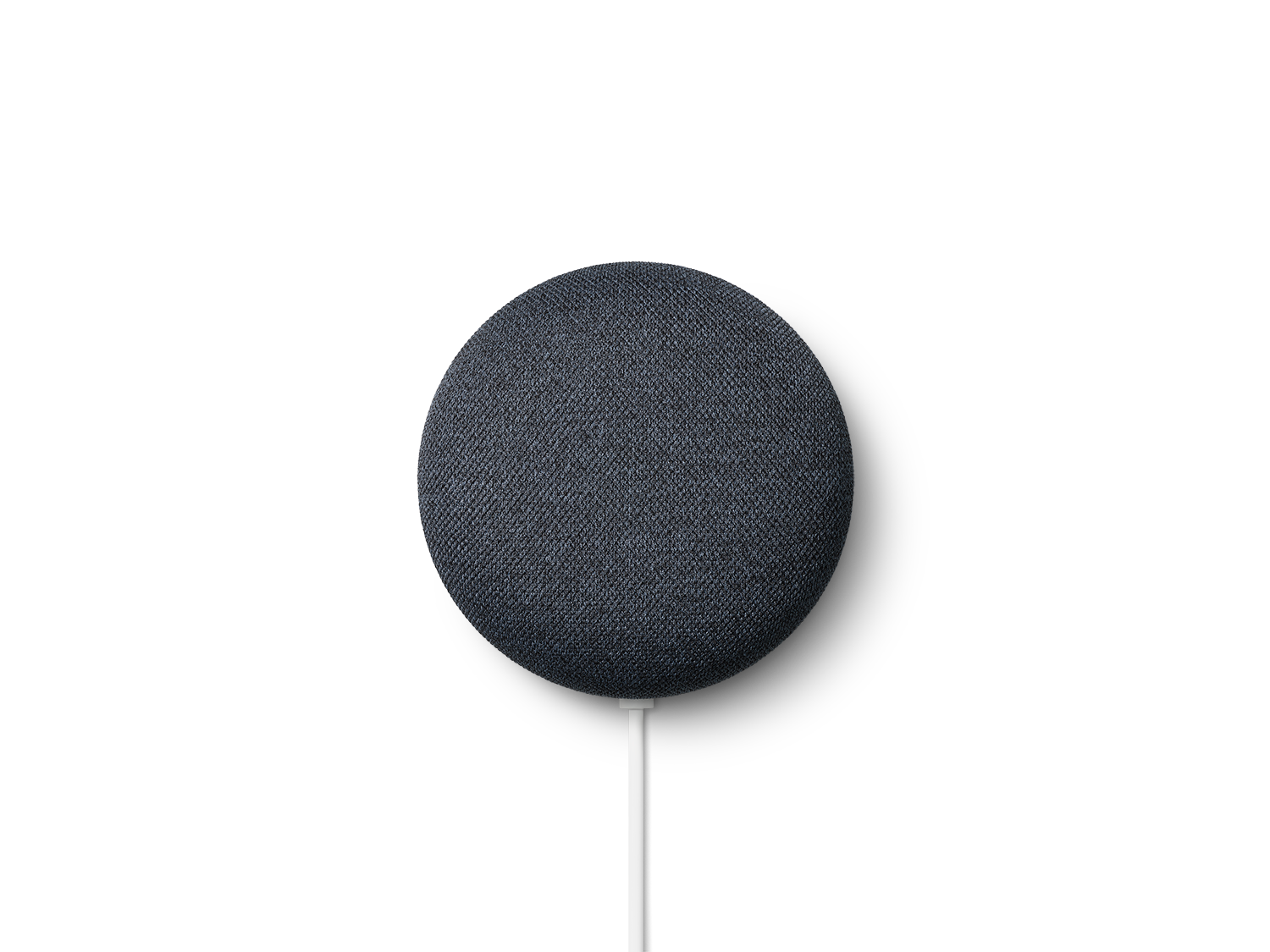Een kleine, donkergrijze Google Nest Mini-luidspreker op een witte kabel, zwarte achtergrond.