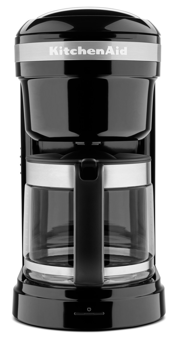 Eine schwarze KitchenAid Kaffeemaschine mit Glaskaraffe und silbernen Akzenten.