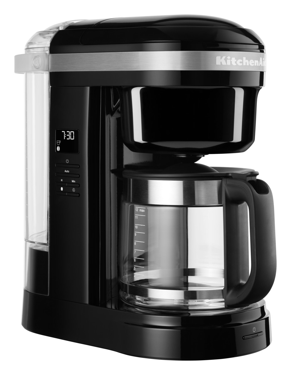 Schwarze KitchenAid Kaffeemaschine auf weißem Hintergrund, zeigt den Wassertank und das Display.