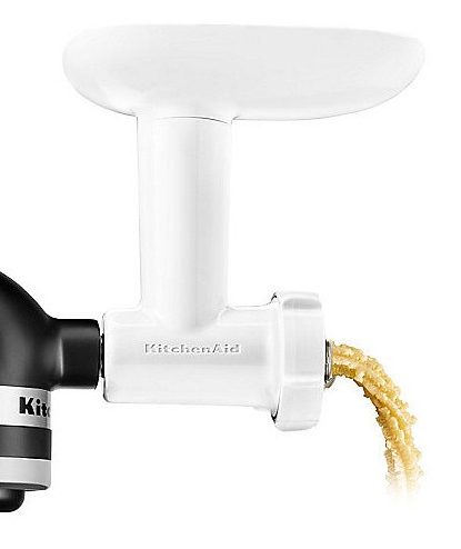 Ein weißer KitchenAid Fleischwolf-Aufsatz, aus dem weißes Hackfleisch kommt.